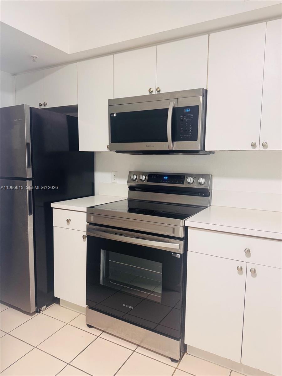15480 Southwest 284th Street, Unit 2307 Homestead, FL 33033 - Photo 7 of 19 a kitchen with a stove and a microwave