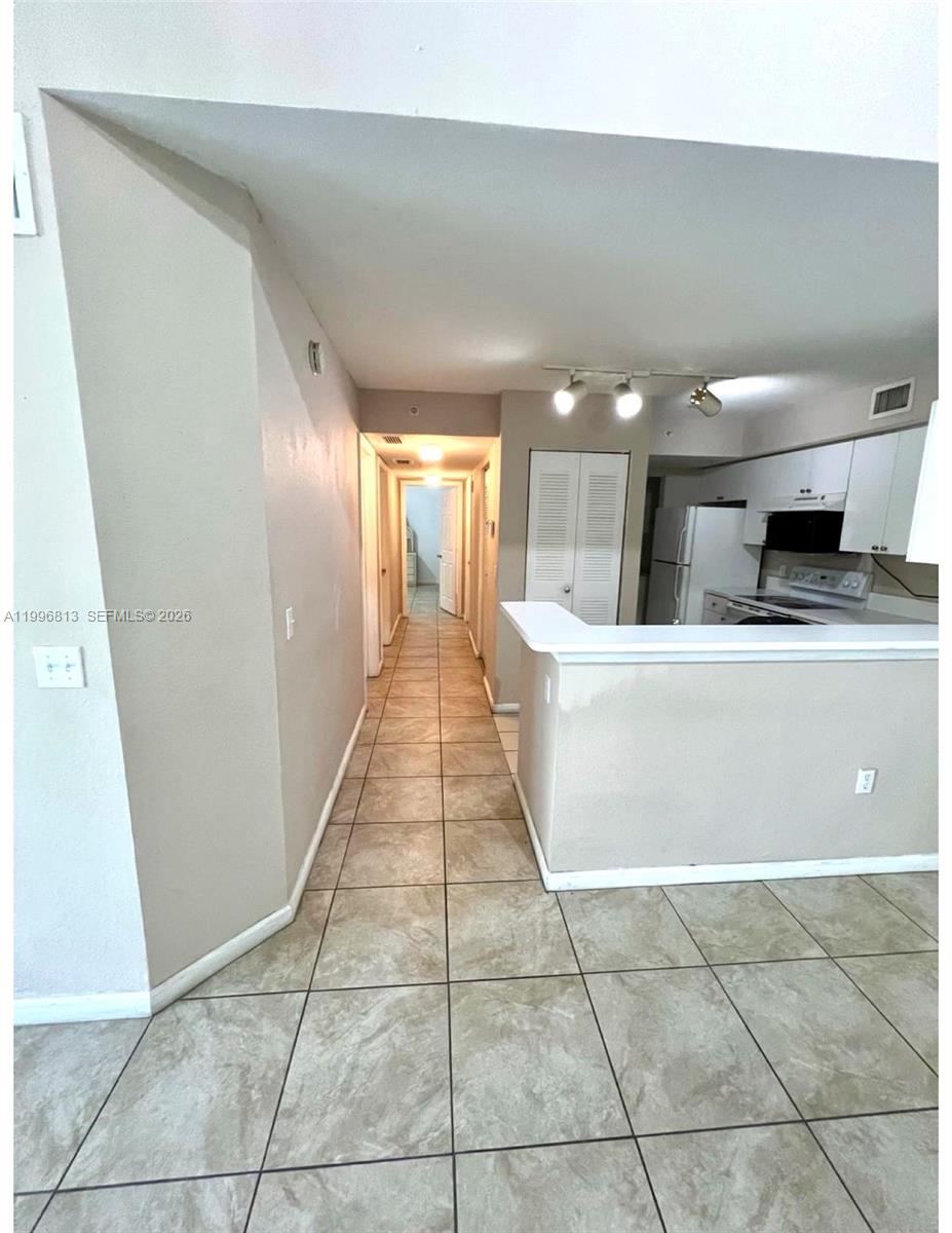15480 Southwest 284th Street, Unit 2307 Homestead, FL 33033 - Photo 8 of 19 a large bathroom with a tub and mirror