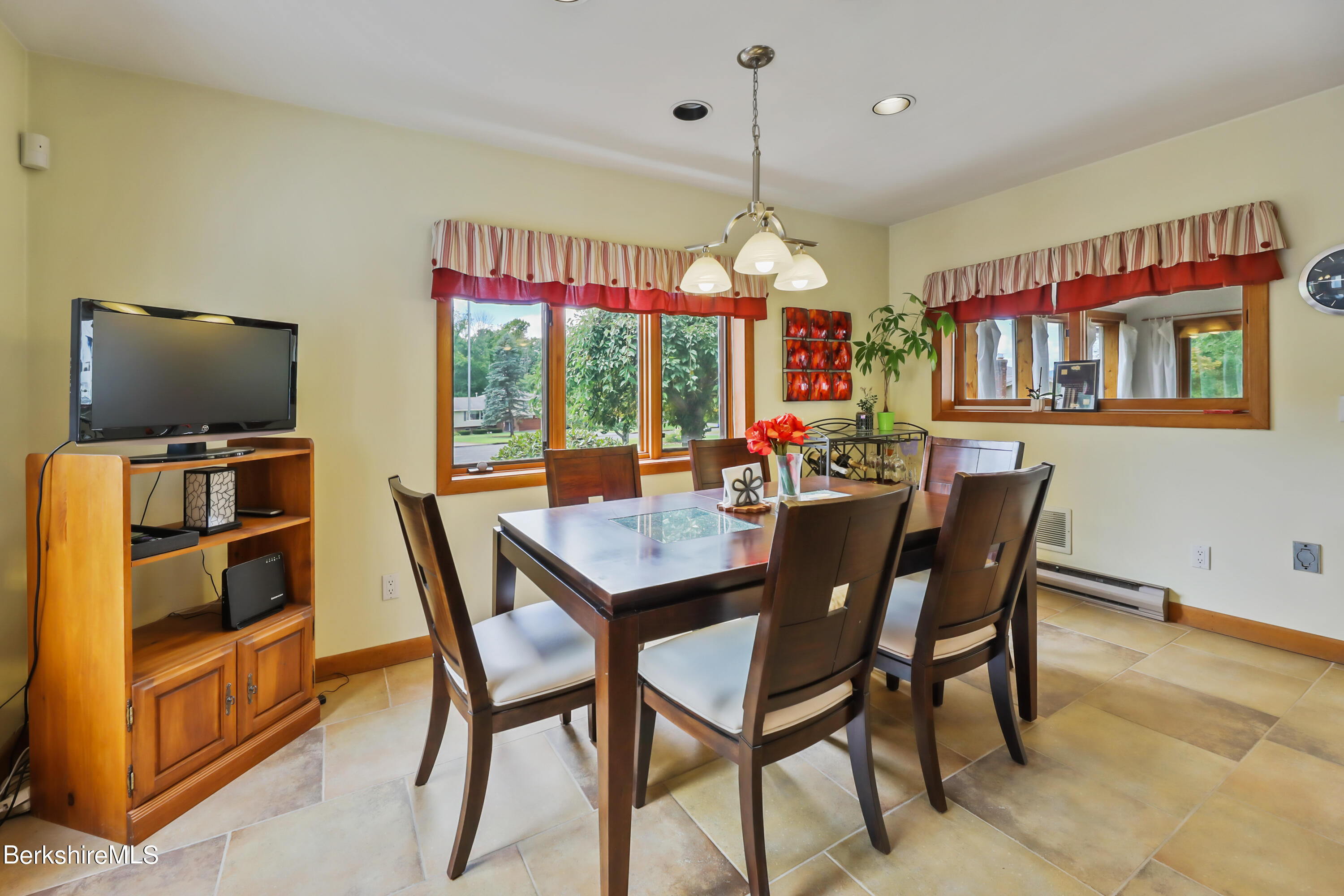 165 Kittredge Road Pittsfield, MA 01201 - Photo 13 of 50 65 Dining Room