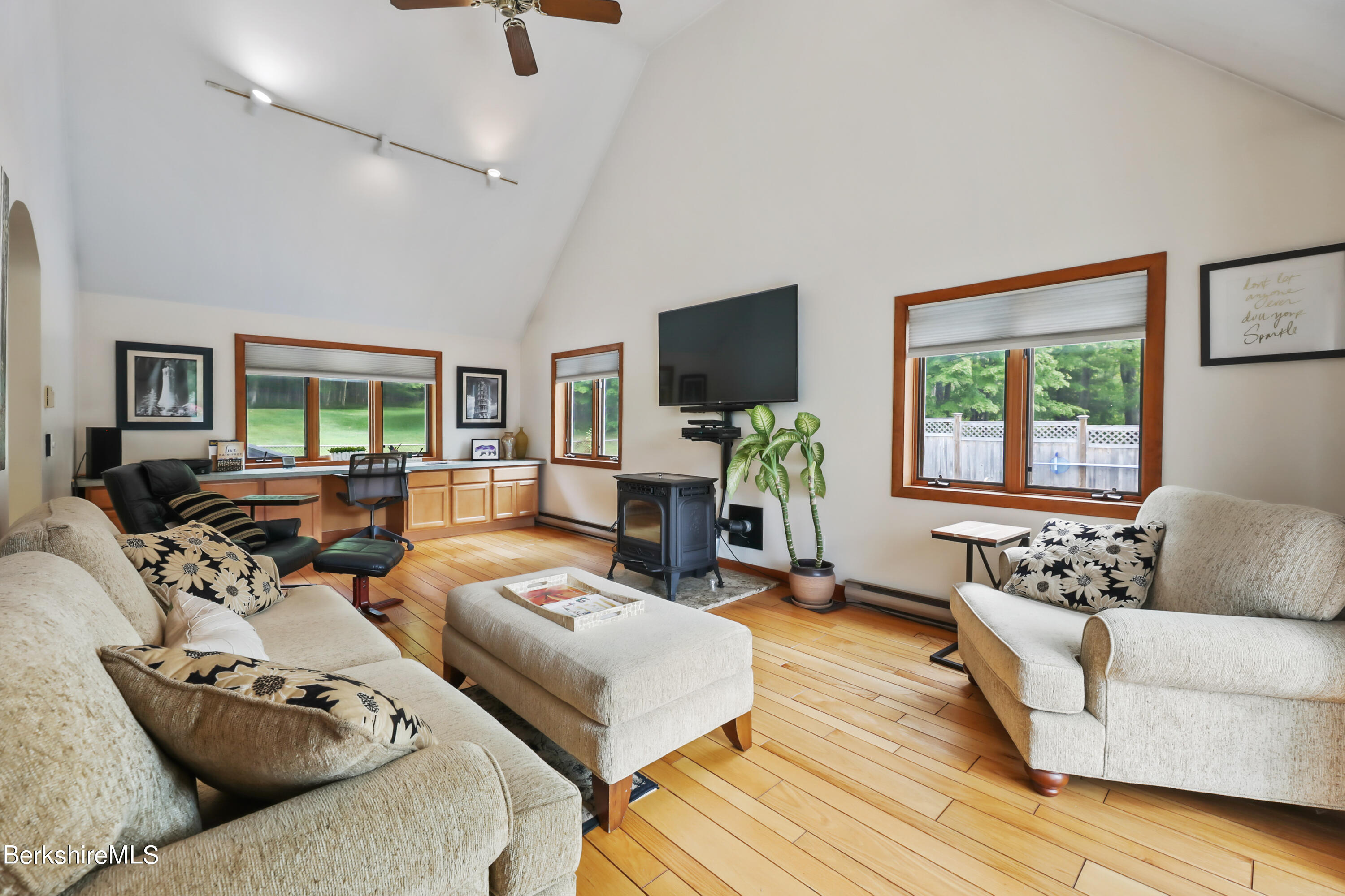 165 Kittredge Road Pittsfield, MA 01201 - Photo 8 of 50 35 Living Room