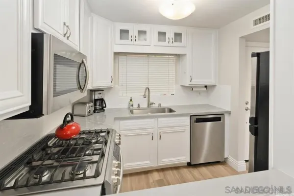 $4,975 | 7509 Draper Avenue, Unit 200, La Jolla, CA 92037
