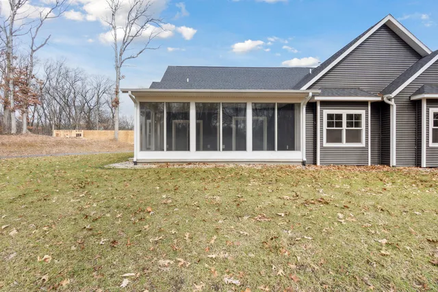 $474,900 | 1140 Lochaven Circle, Unit 10B, Hillsdale, MI 49242