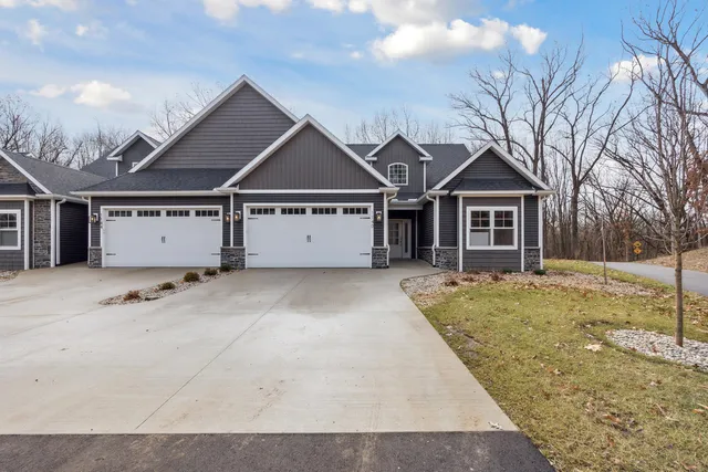 $474,900 | 1140 Lochaven Circle, Unit 10B, Hillsdale, MI 49242