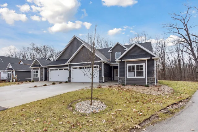 $474,900 | 1140 Lochaven Circle, Unit 10B, Hillsdale, MI 49242