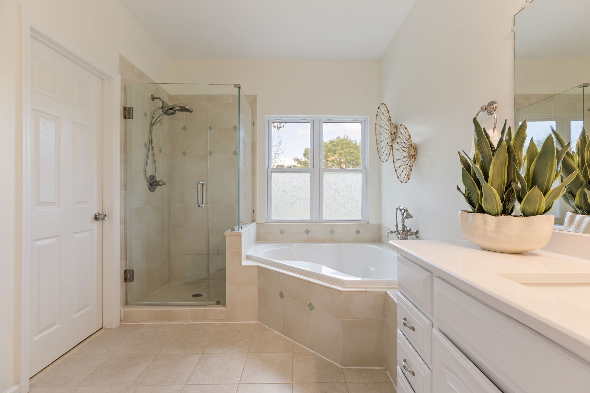 8013 Boone Trace Nashville, TN 37221 - Photo 18 of 34 a bathroom with a sink a granite counter and a bathtub