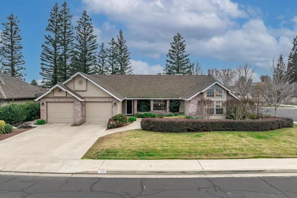 $525,000 | 139 East Chestnut Court, Visalia, CA 93277