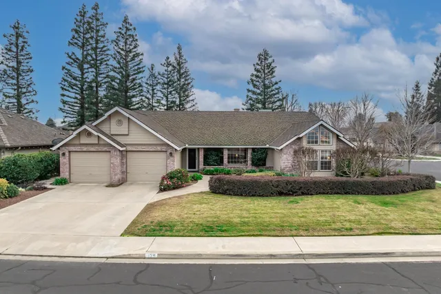 $566,000 | 139 East Chestnut Court, Visalia, CA 93277