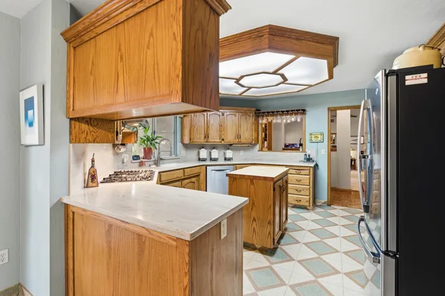 $566,000 | 139 East Chestnut Court, Visalia, CA 93277