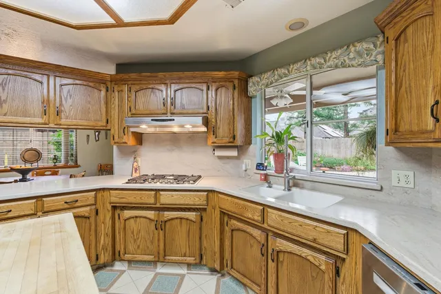 $566,000 | 139 East Chestnut Court, Visalia, CA 93277