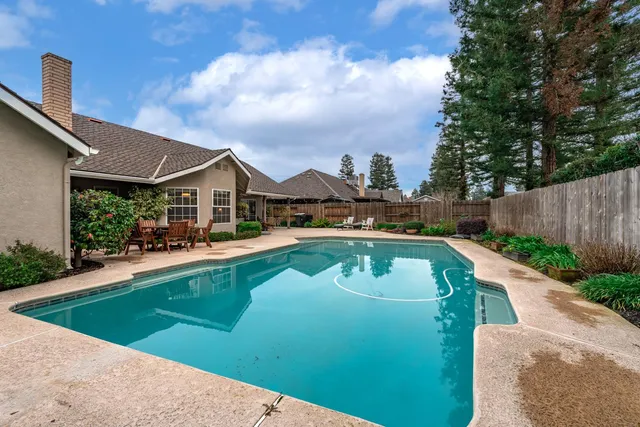 $566,000 | 139 East Chestnut Court, Visalia, CA 93277