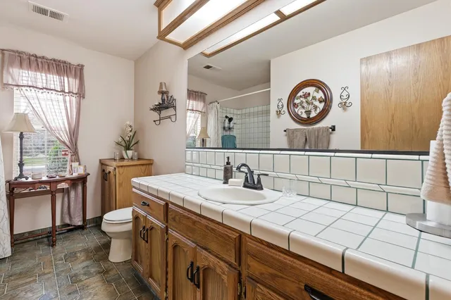 $566,000 | 139 East Chestnut Court, Visalia, CA 93277