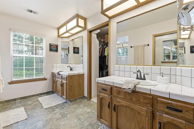 $566,000 | 139 East Chestnut Court, Visalia, CA 93277