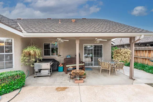 $566,000 | 139 East Chestnut Court, Visalia, CA 93277
