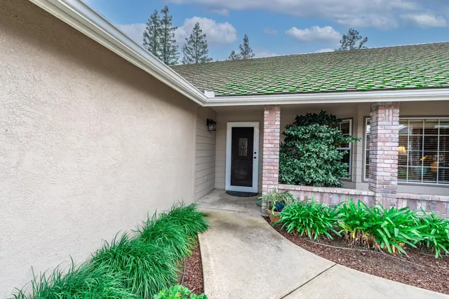 $566,000 | 139 East Chestnut Court, Visalia, CA 93277