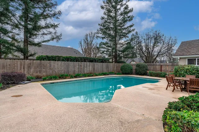 $566,000 | 139 East Chestnut Court, Visalia, CA 93277