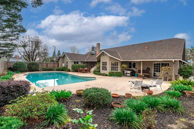 $566,000 | 139 East Chestnut Court, Visalia, CA 93277