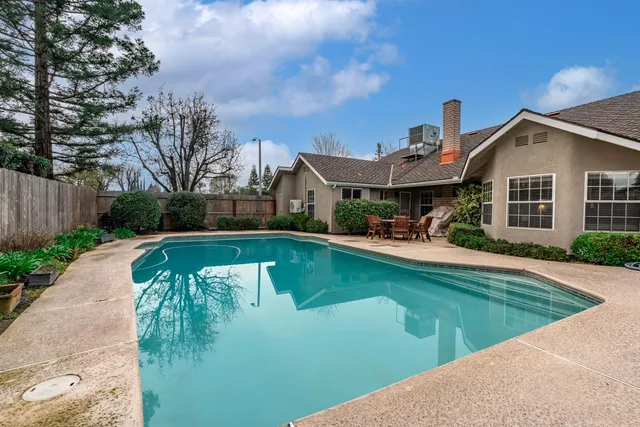 $566,000 | 139 East Chestnut Court, Visalia, CA 93277