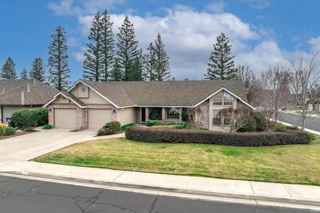 $566,000 | 139 East Chestnut Court, Visalia, CA 93277
