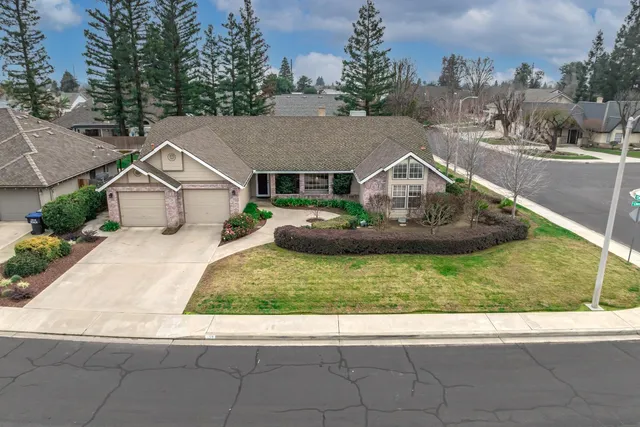 $566,000 | 139 East Chestnut Court, Visalia, CA 93277