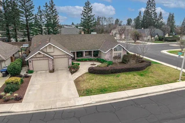 $566,000 | 139 East Chestnut Court, Visalia, CA 93277