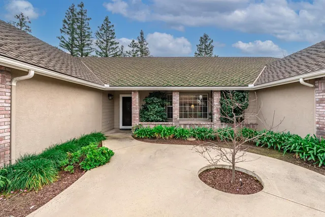 $566,000 | 139 East Chestnut Court, Visalia, CA 93277