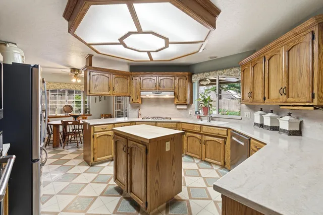 $566,000 | 139 East Chestnut Court, Visalia, CA 93277