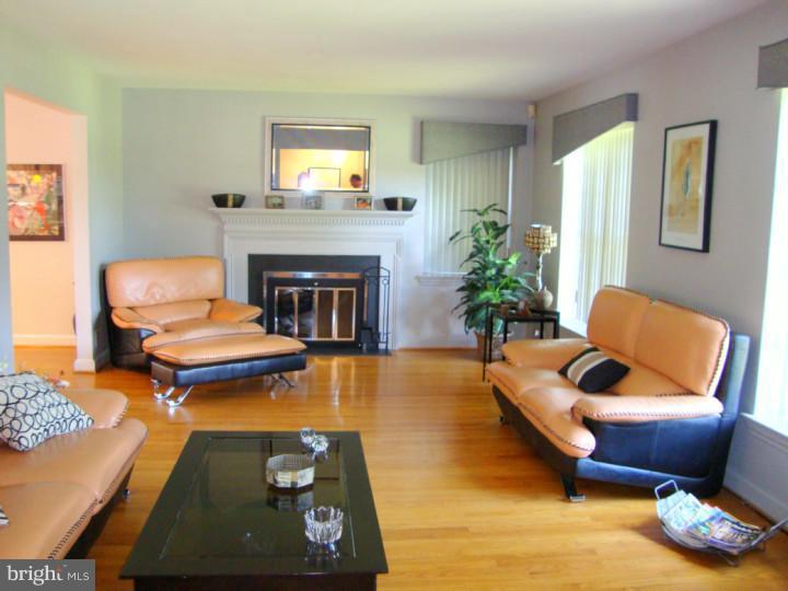 418 Red Leaf Road Wynnewood, PA 19096 - Photo 7 of 20 Living Room