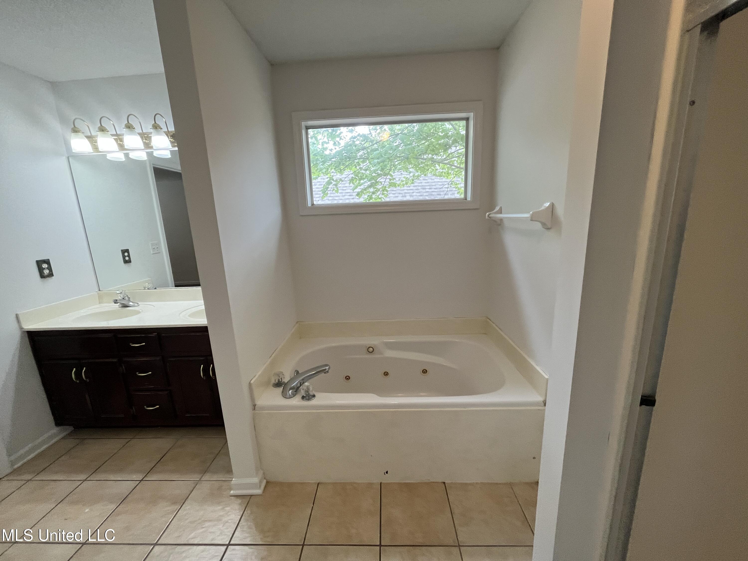 1814 Timber Way North Hernando, MS 38632 - Photo 14 of 29 20230505_202815907_iOS