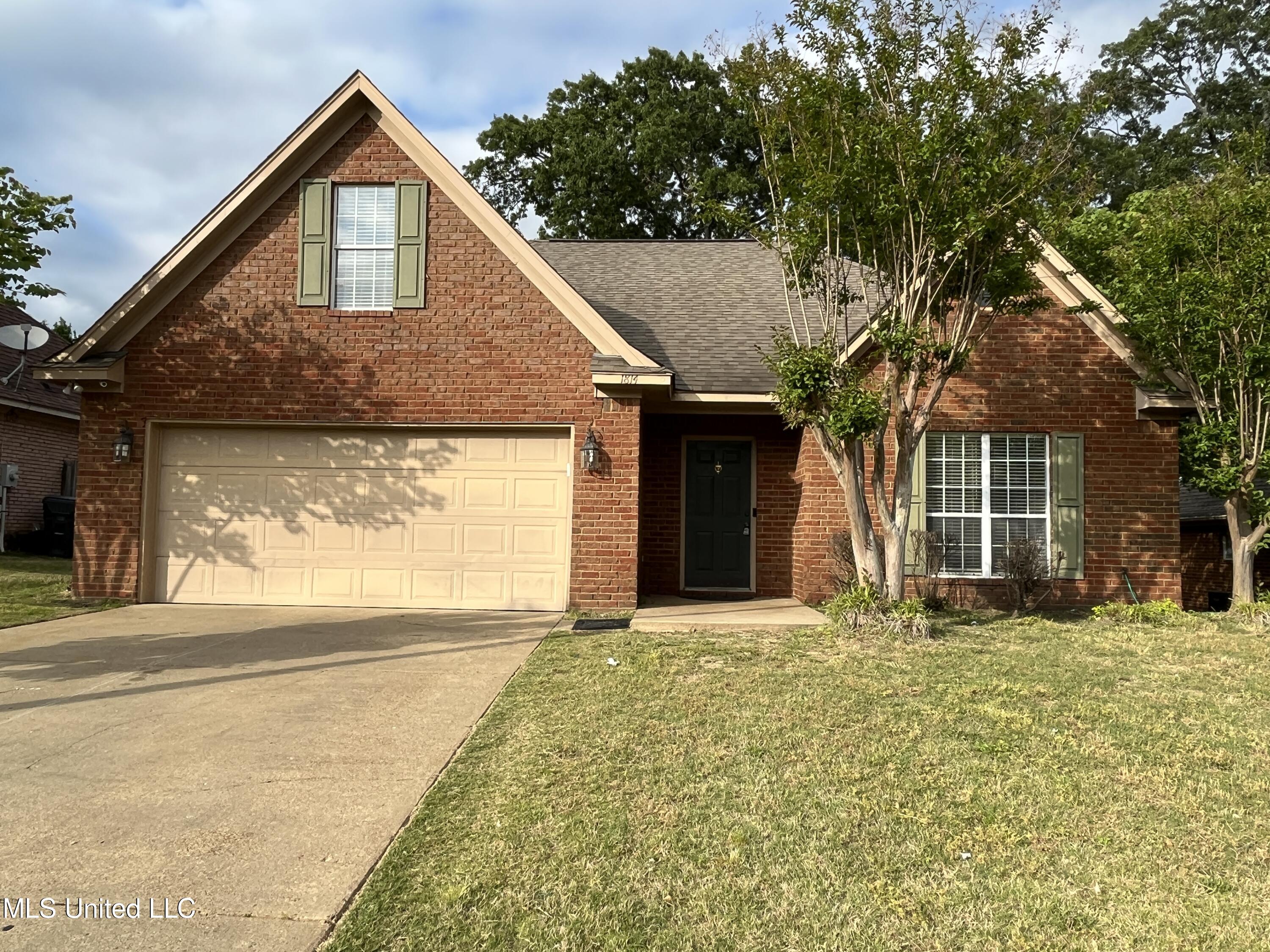 1814 Timber Way North Hernando, MS 38632 - Photo 3 of 29 20230505_224618060_iOS