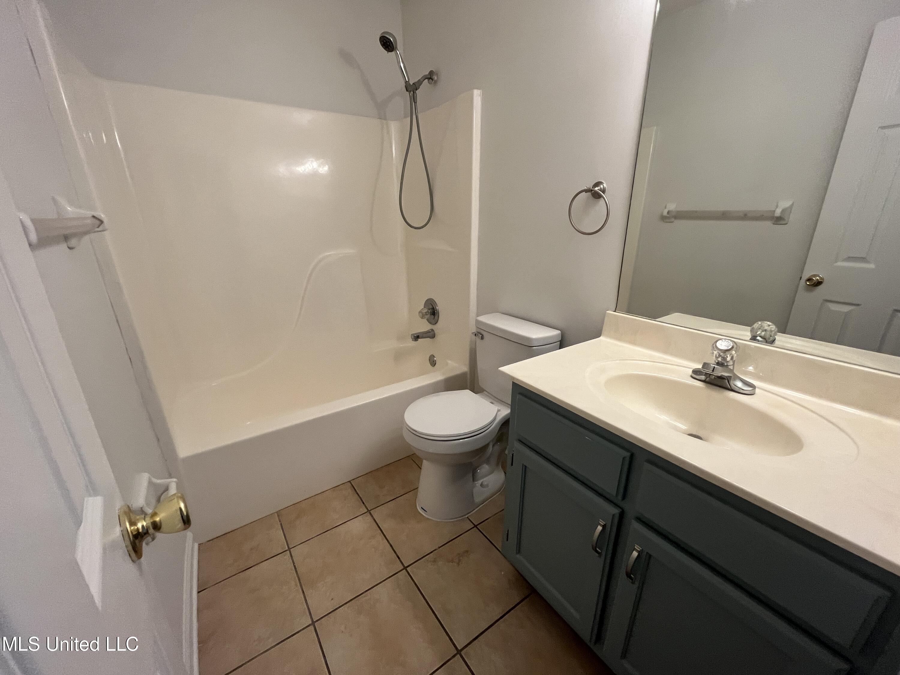1814 Timber Way North Hernando, MS 38632 - Photo 8 of 29 20230508_214837738_iOS