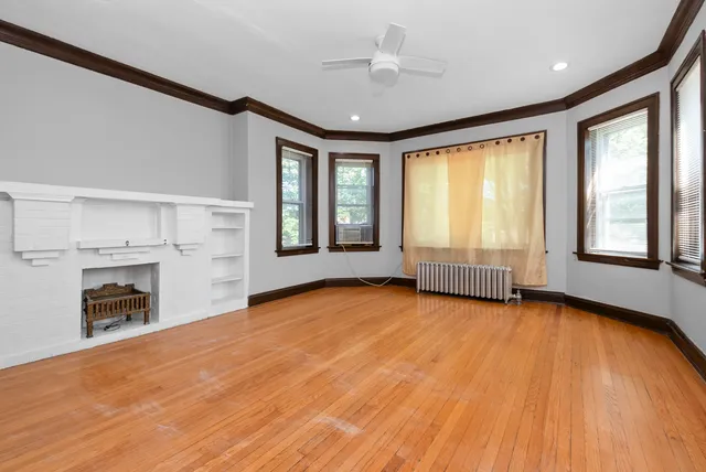 $1,500 | 7422 South Bennett Avenue, Unit 2, Chicago, IL 60649