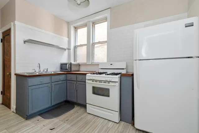 $1,500 | 7422 South Bennett Avenue, Unit 2, Chicago, IL 60649