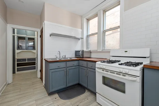 $1,500 | 7422 South Bennett Avenue, Unit 2, Chicago, IL 60649