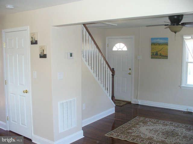 12460 Walnut Point Road Hagerstown, MD 21740 - Photo 7 of 30 Living Room