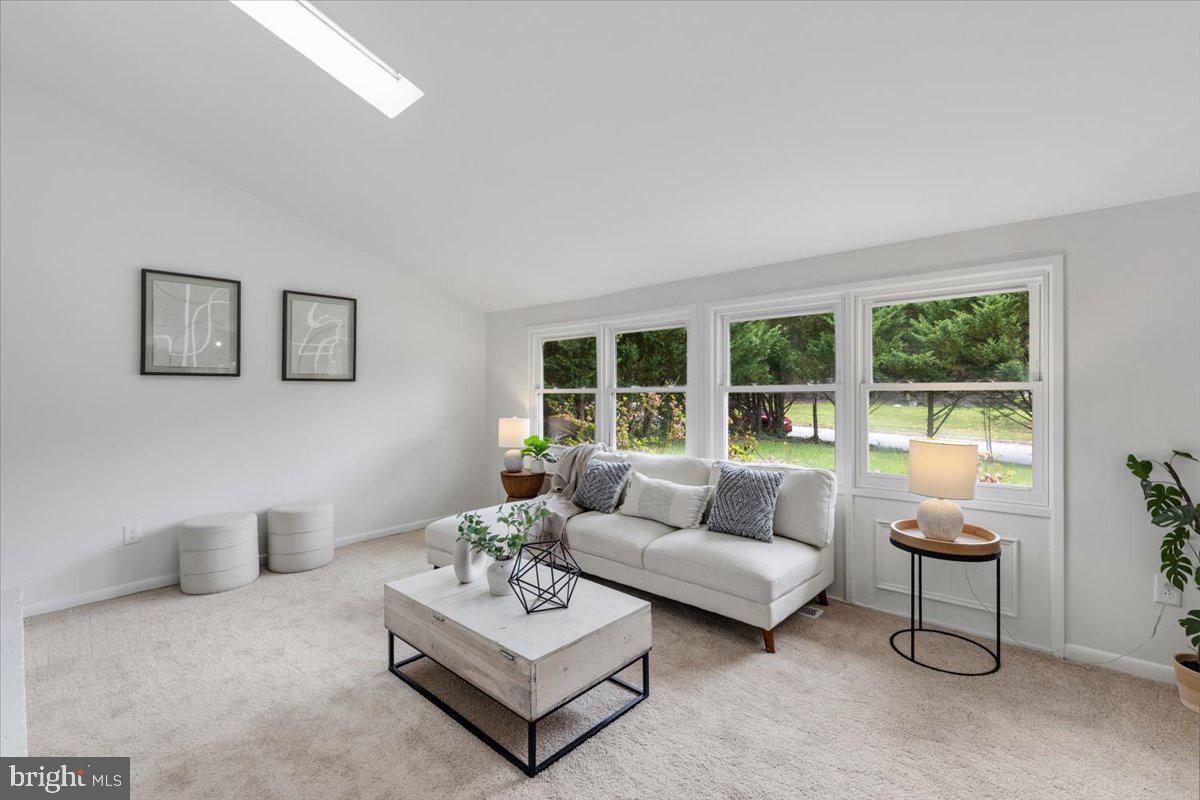 4527 Roundhill Road Alexandria, VA 22310 - Photo 5 of 26 Gallery Image 5