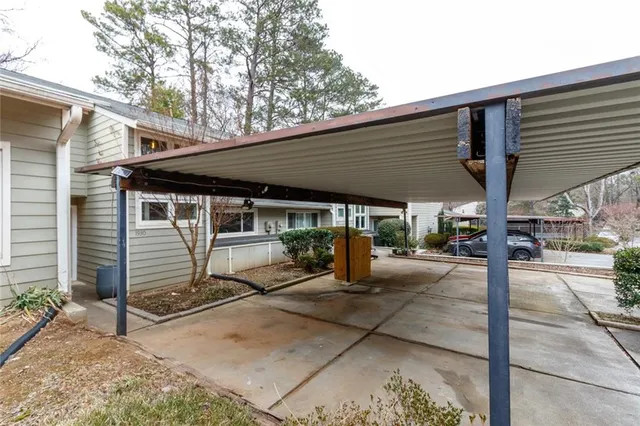 a view of a house with backyard