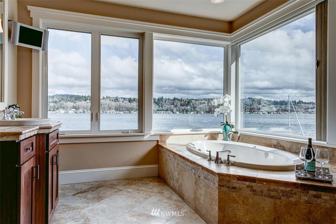 5656 East Mercer Way Mercer Island, WA 98040 - Photo 15 of 25