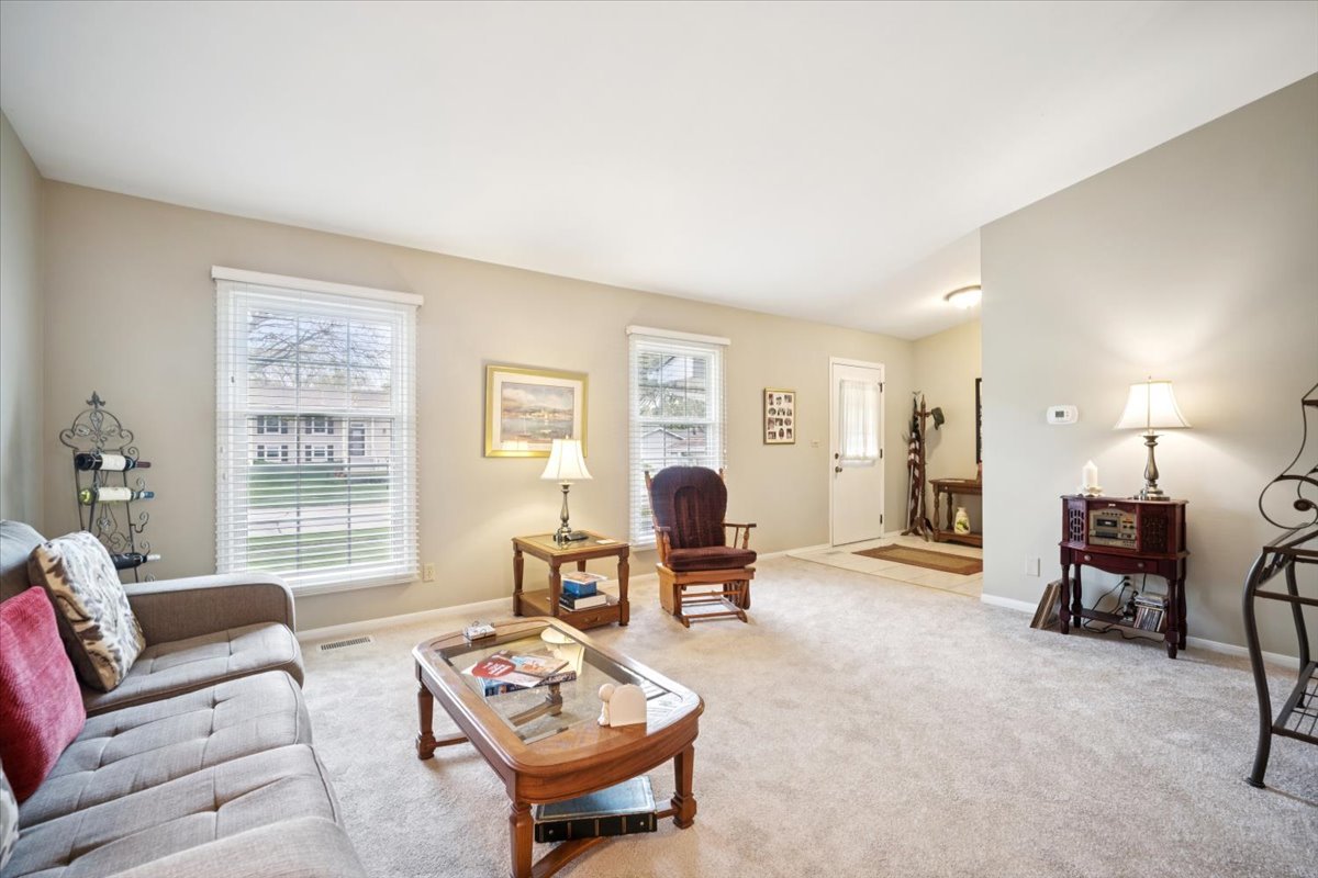 51 Chelsea Lane Cary, IL 60013 - Photo 3 of 23
