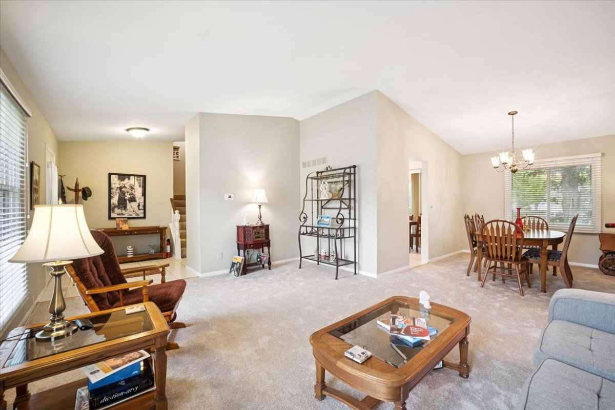 51 Chelsea Lane Cary, IL 60013 - Photo 4 of 23