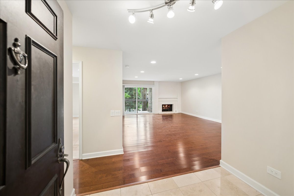 1740 Mission Hills Road, Unit 112 Northbrook, IL 60062 - Photo 2 of 19