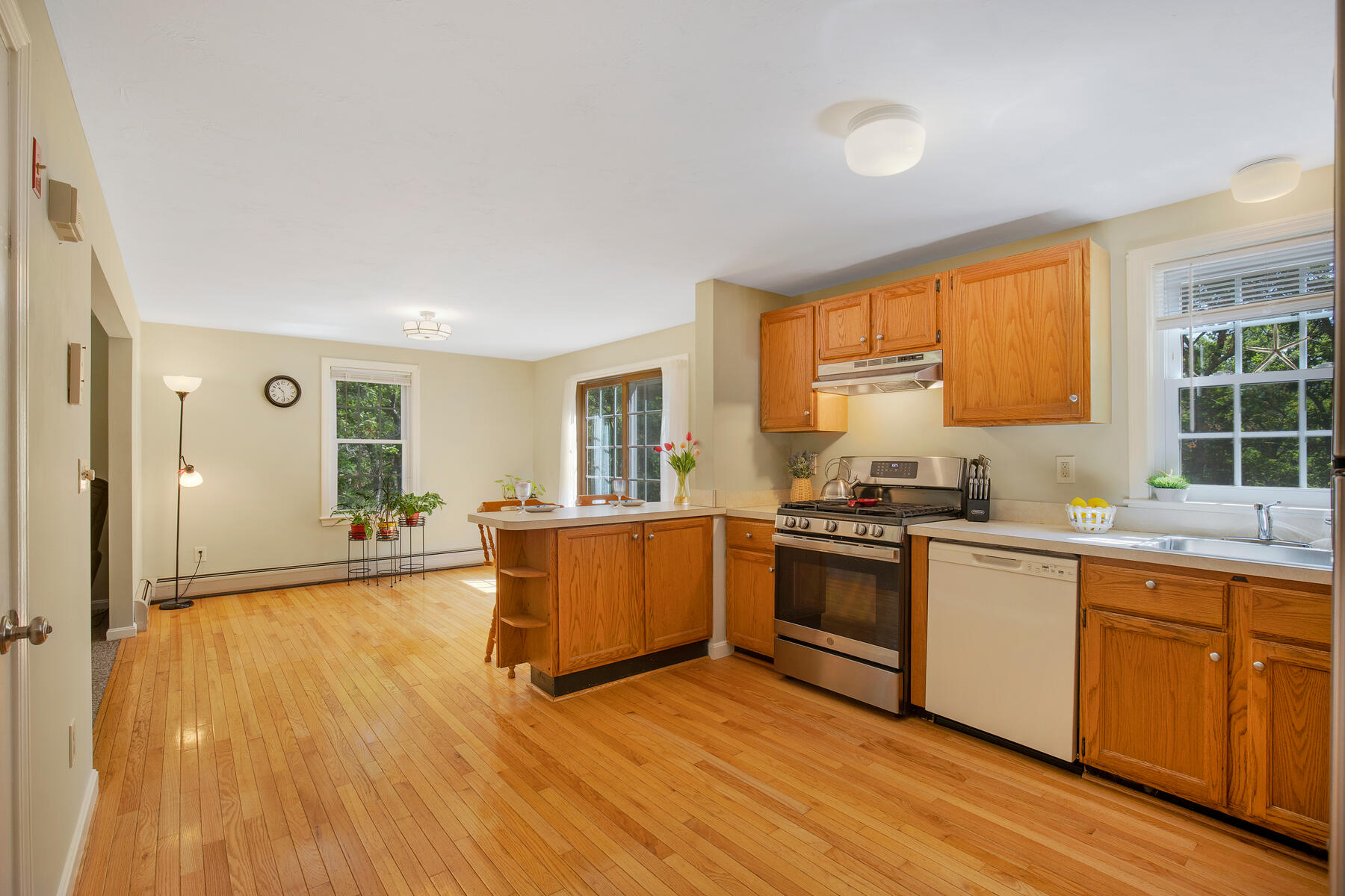29 Carleton Drive Mashpee, MA 02649 - Photo 13 of 32 13 Kitchen Dining
