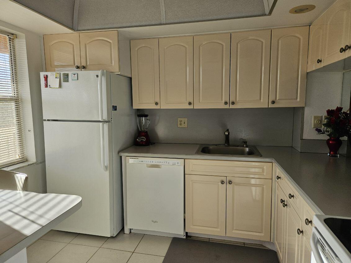 9818 Marina Boulevard Boca Raton, FL 33428 - Photo 4 of 17 Goldberg Kitchen