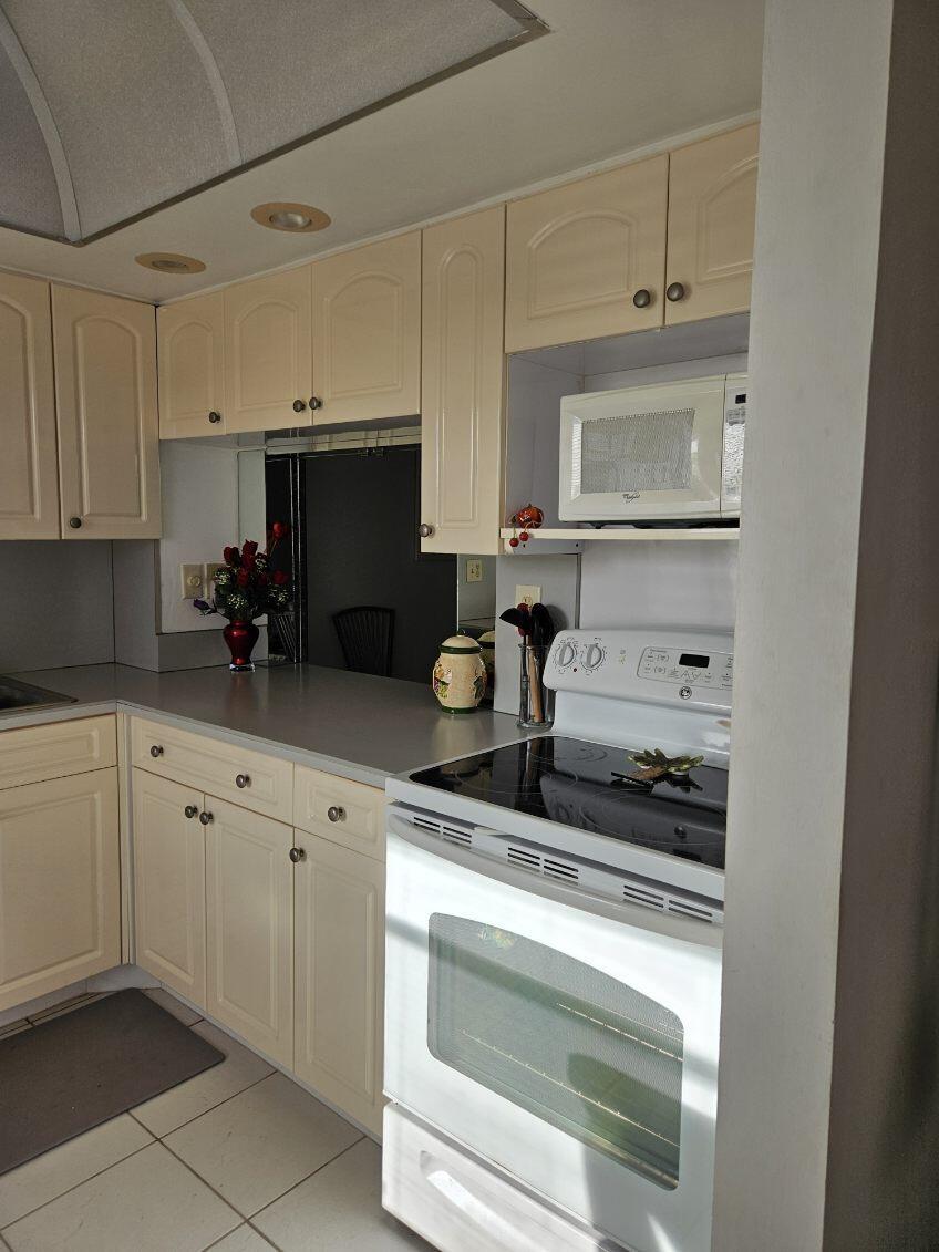 9818 Marina Boulevard Boca Raton, FL 33428 - Photo 5 of 17 Goldberg kitchen pass through