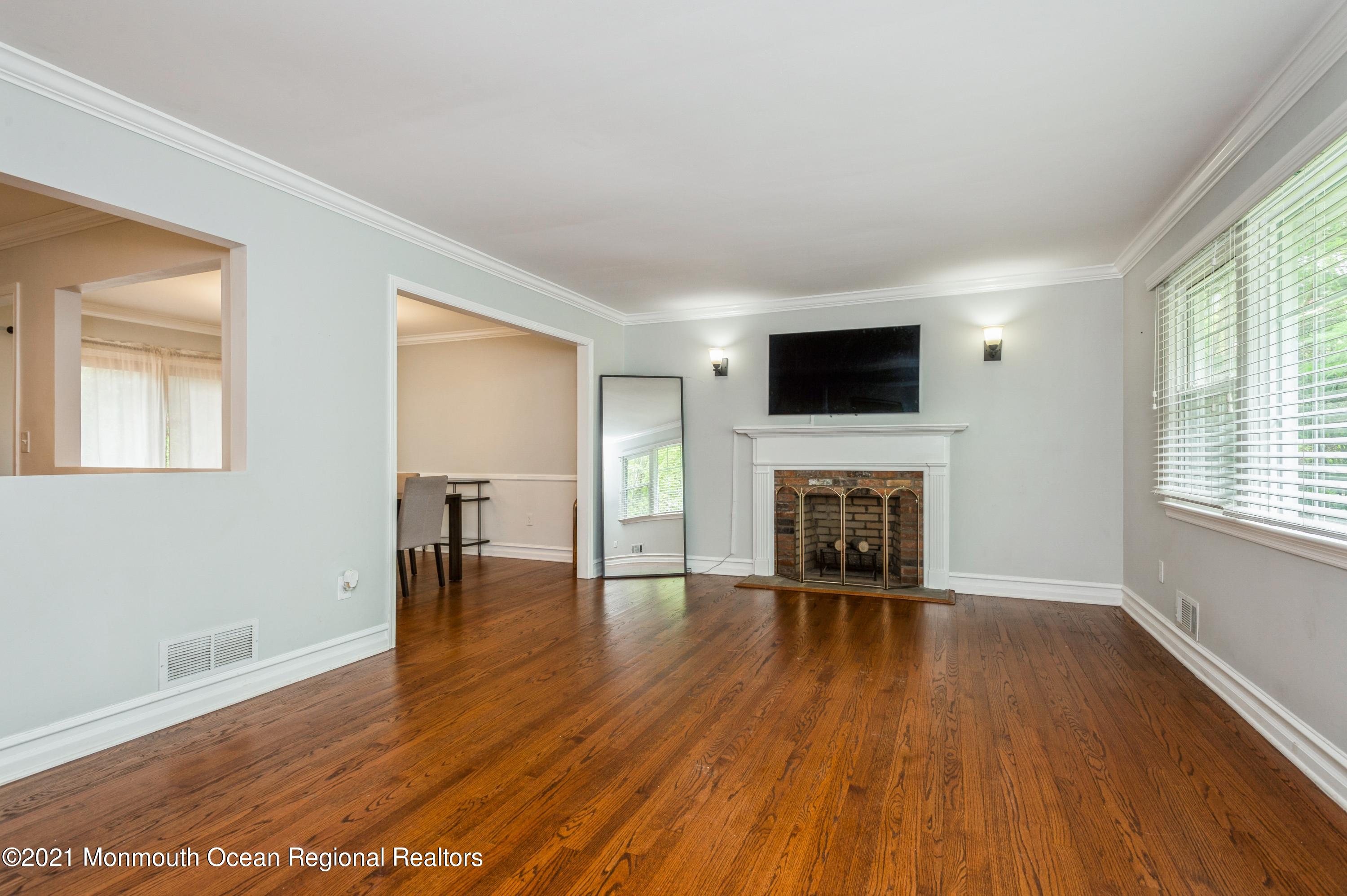 186 Ballantine Road Middletown, NJ 07748 - Photo 5 of 25 05_186Ballentine_10001_LivingRoom_HiRes