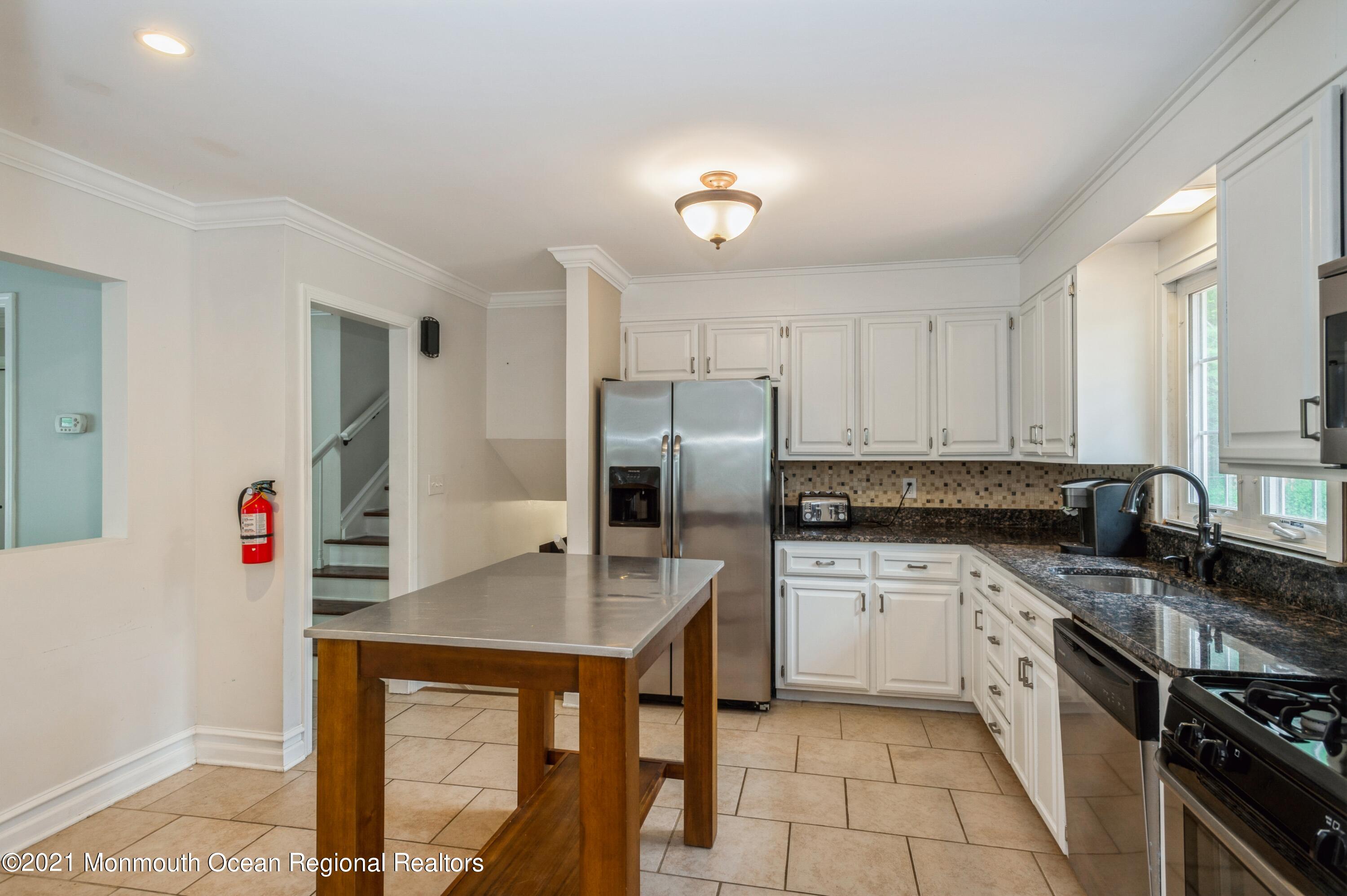 186 Ballantine Road Middletown, NJ 07748 - Photo 7 of 25 07_186Ballentine_5_Kitchen_HiRes