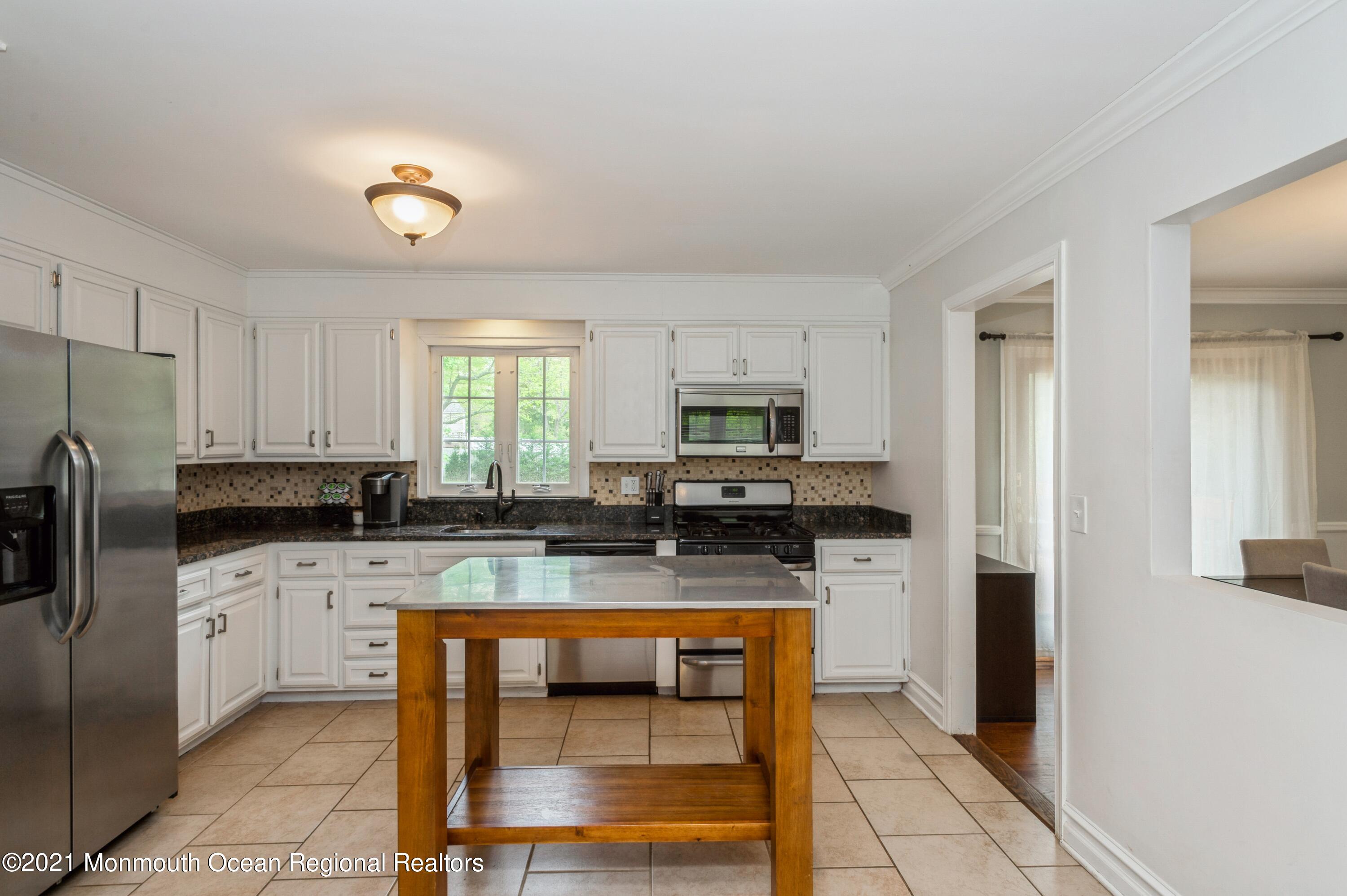 186 Ballantine Road Middletown, NJ 07748 - Photo 8 of 25 08_186Ballentine_177002_Kitchen_HiRes
