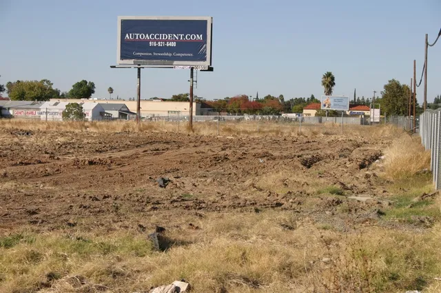 a view of a pathway both side of building