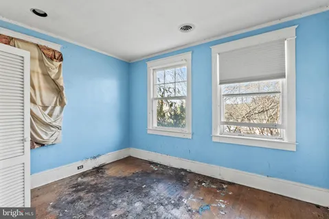 a view of empty room with window