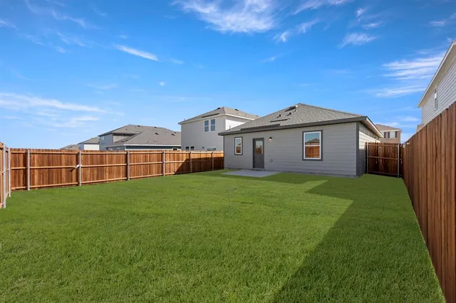 a view of a house with backyard and garden