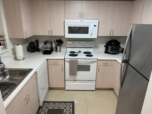 $2,195 | Douglas Grand, Coral Gables, FL 33134